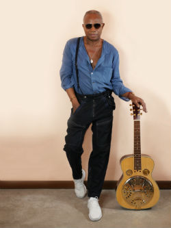 David Sancious standing with his guitar with sunglasses on